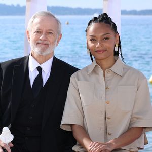 Francis Huster et Philypa Phoenix - Photocall de la série "Zodiaque" lors de la 9ème édition du festival "CanneSeries" à Cannes, le 28 avril 2026.
© Denis Guignebourg/Bestimage