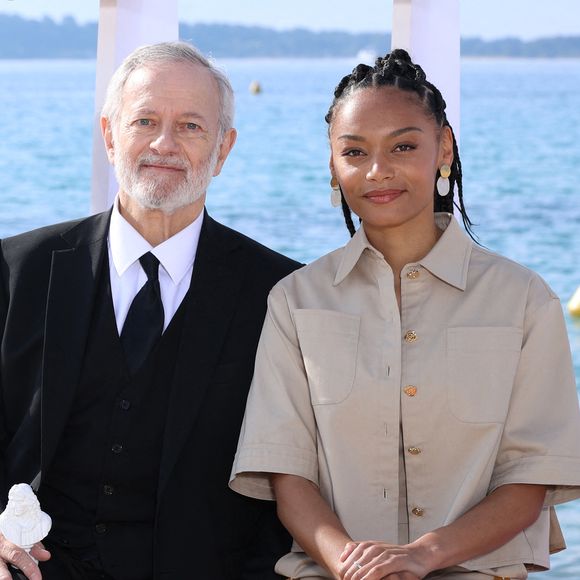 Francis Huster et Philypa Phoenix - Photocall de la série "Zodiaque" lors de la 9ème édition du festival "CanneSeries" à Cannes, le 28 avril 2026.

© Denis Guignebourg/Bestimage