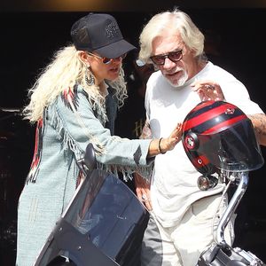 Exclusif - Laeticia Hallyday fait une grande virée sur les Harley-Davidson de Johnny avec Pierre Billon, Philippe Fatien et Fabrice Le Ruyet (mari d’Anne Marcassus) à Los Angeles le 28 septembre 2018.
Après un road trip en mémoire de celui fait avec Johnny en septembre 2016, Pierre Billon, Philippe Fatien et Fabrice Le Ruyet (mari d’Anne Marcassus) ont rejoint Laeticia à son domicile de Pacific Palissades.
Les riders sont allés chez Heroes Motors à West Hollywood puis dans le quartier de Fairfax à la boutique Supreme LA avant un déjeuner tardif dans le Grand Central Market au restaurant restaurant Thaïlandais : The Sticky Rice (Pour infos voir vendeurs)

Broadimage / Bestimage