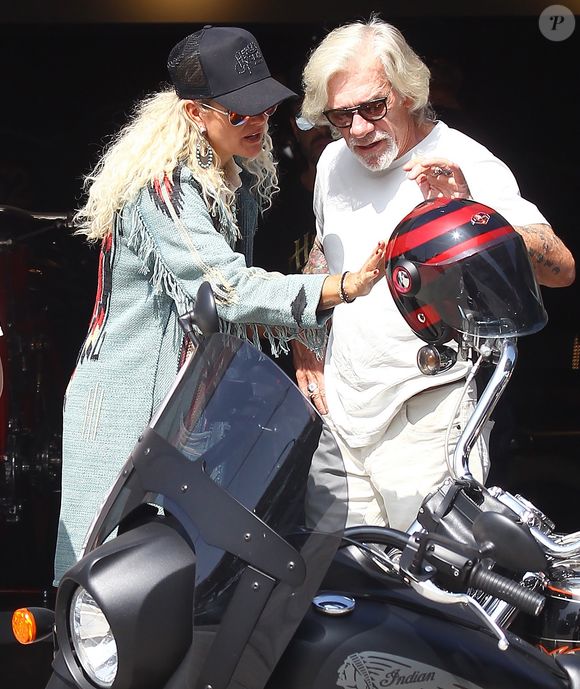 Exclusif - Laeticia Hallyday fait une grande virée sur les Harley-Davidson de Johnny avec Pierre Billon, Philippe Fatien et Fabrice Le Ruyet (mari d’Anne Marcassus) à Los Angeles le 28 septembre 2018.
Après un road trip en mémoire de celui fait avec Johnny en septembre 2016, Pierre Billon, Philippe Fatien et Fabrice Le Ruyet (mari d’Anne Marcassus) ont rejoint Laeticia à son domicile de Pacific Palissades.
Les riders sont allés chez Heroes Motors à West Hollywood puis dans le quartier de Fairfax à la boutique Supreme LA avant un déjeuner tardif dans le Grand Central Market au restaurant restaurant Thaïlandais : The Sticky Rice (Pour infos voir vendeurs)

Broadimage / Bestimage