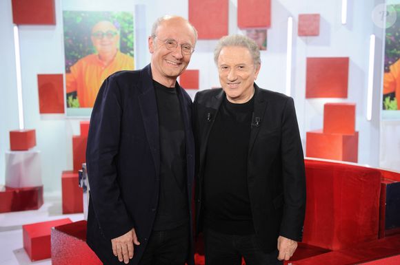 Exclusif - Philippe Geluck et Michel Drucker lors de l'enregistrement de l'émission Vivement dimanche au studio Rive gauche, présentée par M.Drucker, diffusée sur France 3 le 17 mai 2026, à Paris, France, le 21 avril 2026. © Guillaume Gaffiot/Bestimage