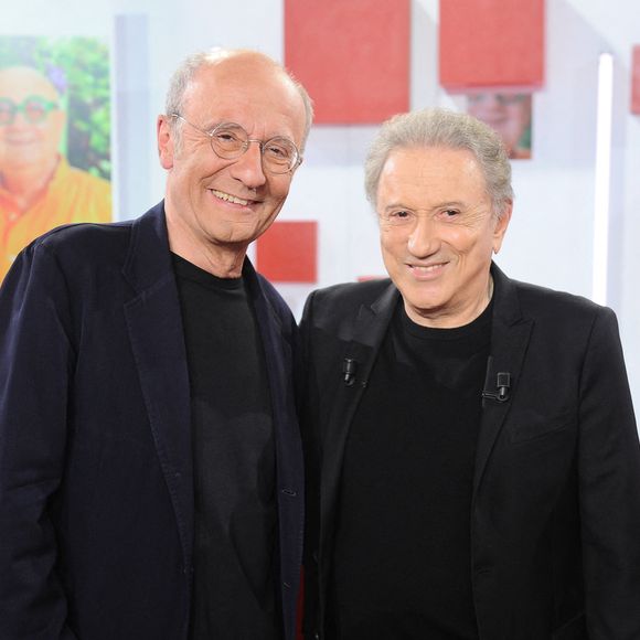 Exclusif - Philippe Geluck et Michel Drucker lors de l'enregistrement de l'émission Vivement dimanche au studio Rive gauche, présentée par M.Drucker, diffusée sur France 3 le 17 mai 2026, à Paris, France, le 21 avril 2026. © Guillaume Gaffiot/Bestimage