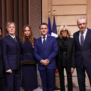 Nancy Shevell, Mary McCartney, Paul McCartney, Stella McCartney, Emmanuel Macron, Brigitte Macron, Alasdhair Willis, James McCartney - La créatrice S.McCartney est faite Chevalier de la Légion d'honneur par le président français E.Macron au palais de l'Elysée à Paris, le 5 mars 2026, lors de la Fashion Week à Paris. Cette distinction salue son parcours ainsi que son engagement dans l'univers de la création et de la mode.

BFA.com / Backgrid USA / Bestimage
