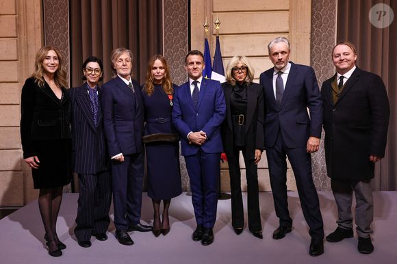 Nancy Shevell, Mary McCartney, Paul McCartney, Stella McCartney, Emmanuel Macron, Brigitte Macron, Alasdhair Willis, James McCartney - La créatrice S.McCartney est faite Chevalier de la Légion d'honneur par le président français E.Macron au palais de l'Elysée à Paris, le 5 mars 2026, lors de la Fashion Week à Paris. Cette distinction salue son parcours ainsi que son engagement dans l'univers de la création et de la mode.

BFA.com / Backgrid USA / Bestimage