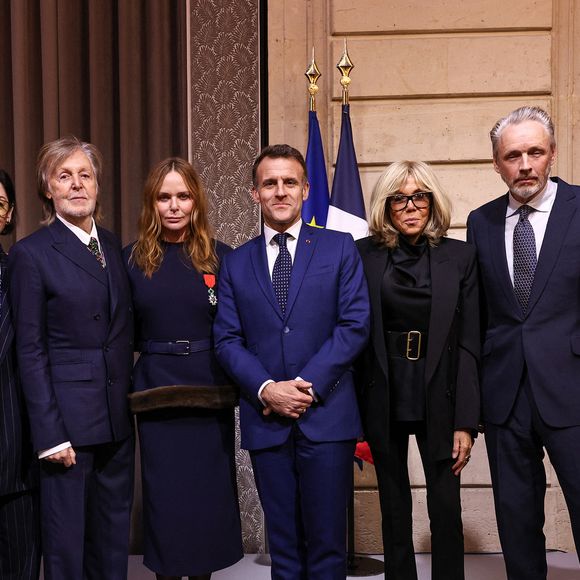Nancy Shevell, Mary McCartney, Paul McCartney, Stella McCartney, Emmanuel Macron, Brigitte Macron, Alasdhair Willis, James McCartney - La créatrice S.McCartney est faite Chevalier de la Légion d'honneur par le président français E.Macron au palais de l'Elysée à Paris, le 5 mars 2026, lors de la Fashion Week à Paris. Cette distinction salue son parcours ainsi que son engagement dans l'univers de la création et de la mode.

BFA.com / Backgrid USA / Bestimage