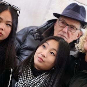 Laeticia Hallyday, ses filles Joy et Jade, Jean-Claude Camus lors de l'inauguration d'une plaque commémorative en hommage à Johnny Hallyday devant l'immeuble où le chanteur français a grandi dans le 9ème arrondissement de Paris, France, le 22 décembre 2023. © Dominique Jacovides/Bestimage