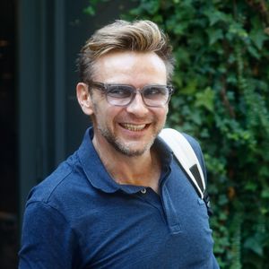 "J'avais fait des déjeuners (...) deux, et c'est là que j'ai vu que j'avais un crush et il me faisait rire. C'est une belle histoire", a-t-il glissé. "Affaire à suivre, je pense qu'on est sur la bonne voie. J'avais encore envie qu'il reste, il ne m'agaçait pas"

Jeanfi Janssens - Arrivées à l'enregistrement de l'émission de rentrée de "Vivement Dimanche" présentée par M. Drucker et qui sera diffusée le 27 août 2023 sur France 3 au Studio Gabriel à Paris, France, le 22 août 2023. © Christophe Clovis/Bestimage