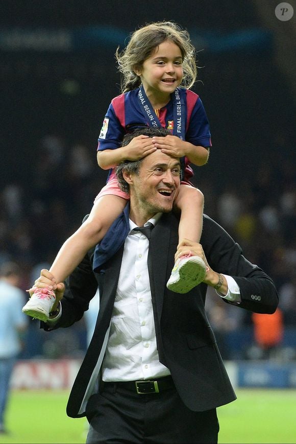 Luis Enrique, entraîneur du FC Barcelone, célèbre la victoire de son équipe en finale de la Ligue des champions de l'UEFA avec sa fille Xana Martinez après le match opposant la Juventus au FC Barcelone à l'Olympiastadion de Berlin, en Allemagne. © Imago/PsnewZ/Bestimage