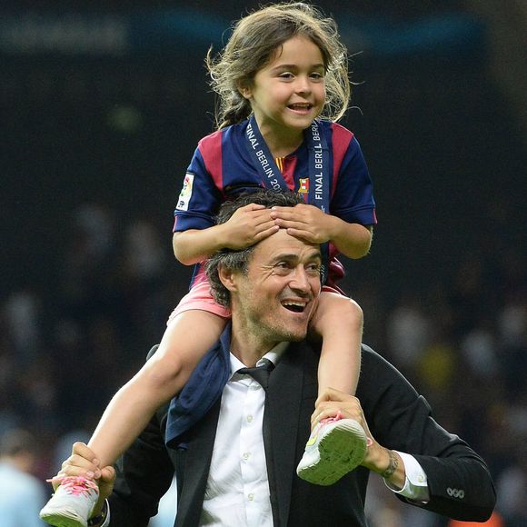 Luis Enrique, entraîneur du FC Barcelone, célèbre la victoire de son équipe en finale de la Ligue des champions de l'UEFA avec sa fille Xana Martinez après le match opposant la Juventus au FC Barcelone à l'Olympiastadion de Berlin, en Allemagne. © Imago/PsnewZ/Bestimage