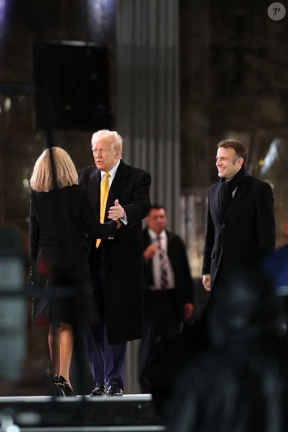 Le président de la République française Emmanuel Macron et l première dame, Brigitte Macron accueillent Donald Trump - Arrivées à la cérémonie de réouverture de la cathédrale Notre-Dame de Paris, le 7 décembre 2024. Joyau de l’art gothique, lieu de culte et de culture, symbole universel de la France et de son histoire, la cathédrale de Notre-Dame de Paris rouvre ses portes les 7 et 8 décembre, cinq ans après le terrible incendie qui l’avait ravagée le 15 avril 2019. 
© Agence / Bestimage