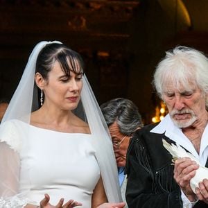 Murielle Mégevand et Hugues Aufray sur le parvis de l'église - Mariage d'Hugues Aufray et de Murielle Mégevand à l'église Saint-Vigor de Marly-Le Roy, France, le 2 septembre 2023. Photo par Agence / Bestimage
