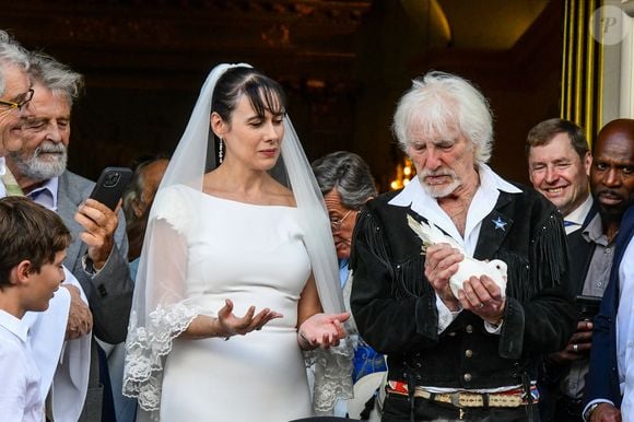 Murielle Mégevand et Hugues Aufray sur le parvis de l'église - Mariage d'Hugues Aufray et de Murielle Mégevand à l'église Saint-Vigor de Marly-Le Roy, France, le 2 septembre 2023. Photo par Agence / Bestimage