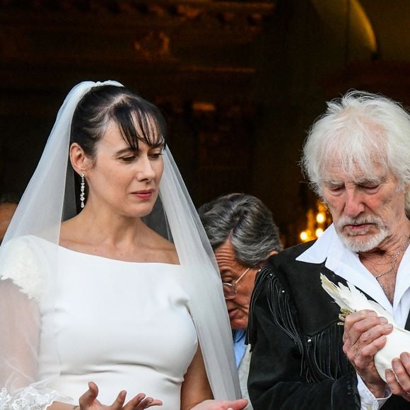 Murielle Mégevand et Hugues Aufray sur le parvis de l'église - Mariage d'Hugues Aufray et de Murielle Mégevand à l'église Saint-Vigor de Marly-Le Roy, France, le 2 septembre 2023. Photo par Agence / Bestimage