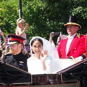 "La défunte reine aurait également été déconcertée par le choix de la robe de mariée blanche de Meghan qui était divorcée", peut-on lire.

Le prince Harry, duc de Sussex, et Meghan Markle, duchesse de Sussex, en calèche à la sortie du château de Windsor après leur mariage le 19 mai 2018