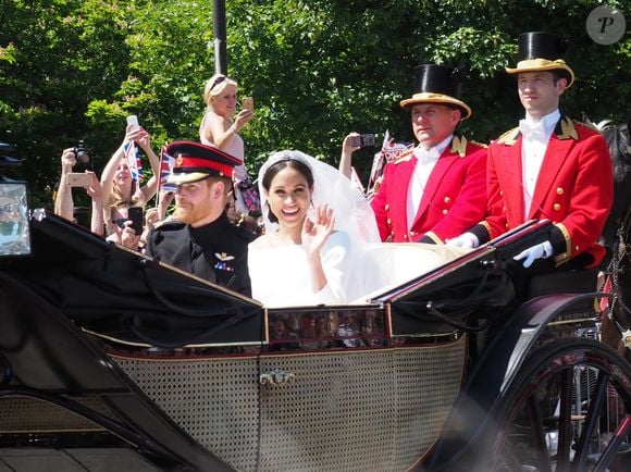 "La défunte reine aurait également été déconcertée par le choix de la robe de mariée blanche de Meghan qui était divorcée", peut-on lire.

Le prince Harry, duc de Sussex, et Meghan Markle, duchesse de Sussex, en calèche à la sortie du château de Windsor après leur mariage le 19 mai 2018