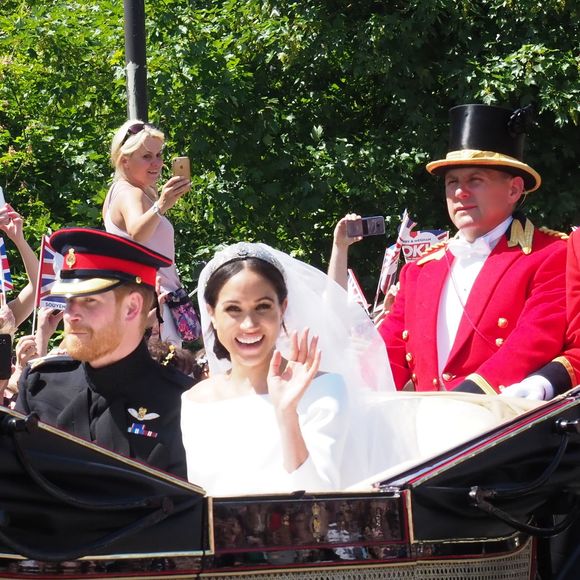 "La défunte reine aurait également été déconcertée par le choix de la robe de mariée blanche de Meghan qui était divorcée", peut-on lire.

Le prince Harry, duc de Sussex, et Meghan Markle, duchesse de Sussex, en calèche à la sortie du château de Windsor après leur mariage le 19 mai 2018