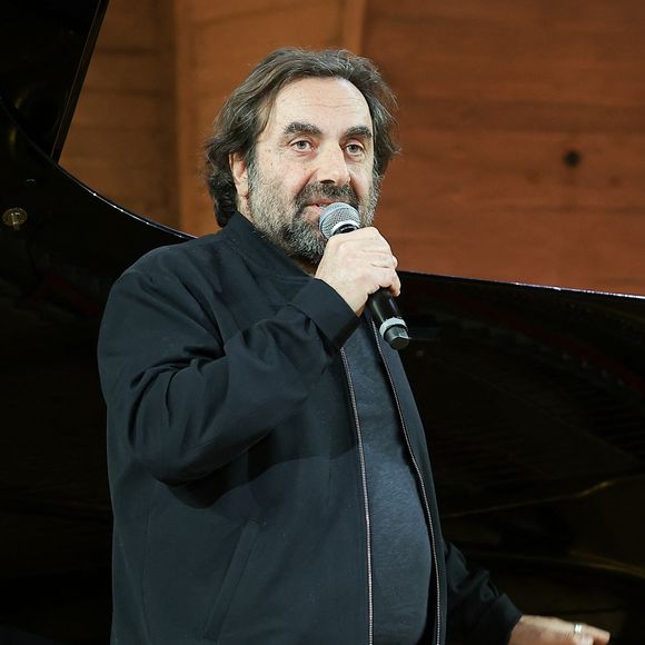 Sur RTL, le musicien a expliqué que l'été était justement la saison des festivals, ce qui l'empêchait de mettre sa carrière entre parenthèses.

André Manoukian lors de la semaine du son de l'UNESCO à Paris le 19 janvier 2026.

© Coadic Guirec/Bestimage