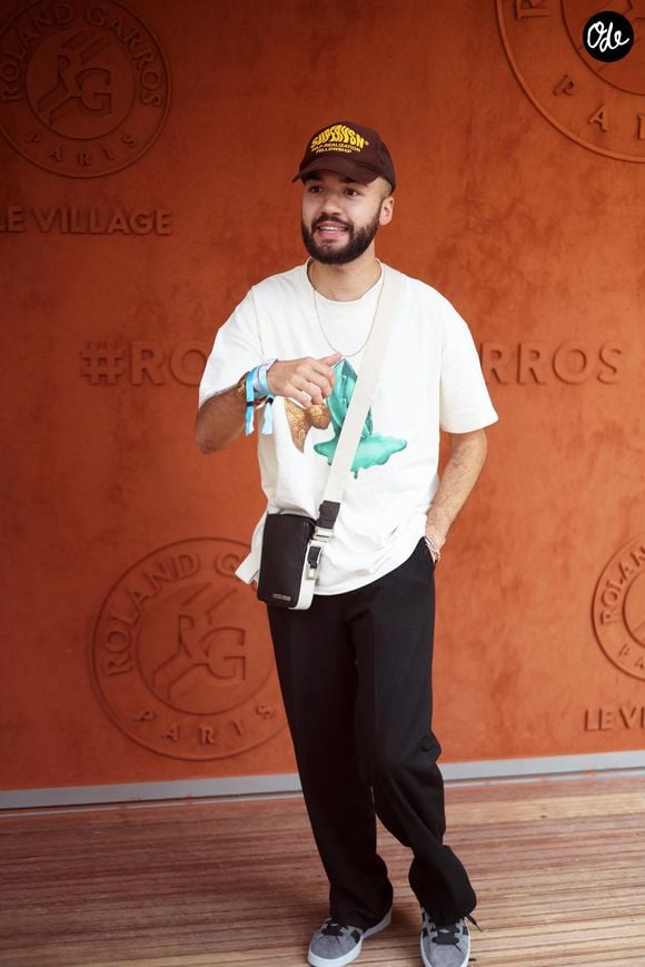 Fort de ce triomphe, Oli voit les choses en encore plus grand pour son arrivée à Paris.

Olivio Ordonez ( Oli du duo Bigflo et Oli) - Célébrités au Village lors des Internationaux de France de tennis de Roland Garros 2023 à Paris le 10 juin 2023. © Jacovides-Moreau/Bestimage