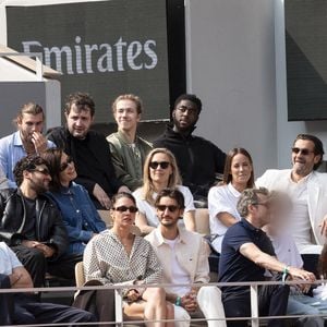 François Civil, sa soeur Marie, sa compagne Adèle Exarchopoulos, Zacharie Chasseriaud, Karim Leklou, Sacha Abitbol, Cooper Koch, son compagnon Stuart Zebrowski, Pierre Niney, sa compagne Natasha Andrews, Guillaume Canet et son fils Marcel en tribunes lors de la finale messieurs des Internationaux de France de Tennis de Roland Garros 2025 (jour 15), à Paris, France, le 8 juin 2025. © Cyril Moreau/Bestimage