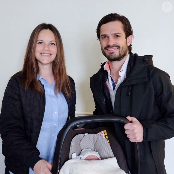 Le prince Carl Philip de Suède et la princesse Sofia posent avec leur bébé Alexander à l'hôpital Danderyd le 19 avril 2016. Photo par Stella Pictures / Bestimage