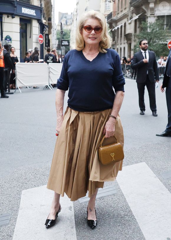 Catherine Deneuve - Les célébrités au défilé AMI "Collection Homme Prêt-à-Porter Printemps/Eté 2026" lors de la Fashion Week de Paris, le 25 juin 2025
© Denis Guignebourg / Bestimage