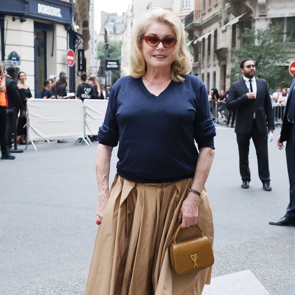 Catherine Deneuve - Les célébrités au défilé AMI "Collection Homme Prêt-à-Porter Printemps/Eté 2026" lors de la Fashion Week de Paris, le 25 juin 2025
© Denis Guignebourg / Bestimage