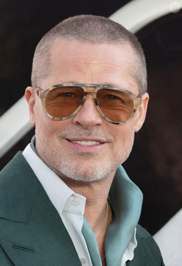 Brad Pitt et sa compagne Ines De Ramon à la sortie de la première du film "F1" au Cineworld de Leicester Square à Londres, le 23 juin 2025. © Backgrid UK/ Bestimage