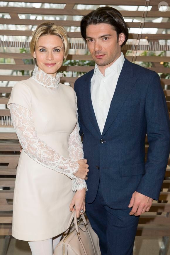 Cette scène intime, à laquelle assistait aussi l’une de ses filles, marque une nouvelle étape pour le violoncelliste, désormais divorcé de Delphine. 

Gautier Capuçon et sa femme Delphine - People en Backstage et Front Raw du défilé de mode prêt-à-porter automne-hiver 2016/2017 "Vuitton" à Paris le 9 mars 2016. © Olivier Borde/Bestimage