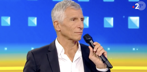 Nagui sur le plateau de "N'oubliez pas les paroles" sur France 2.