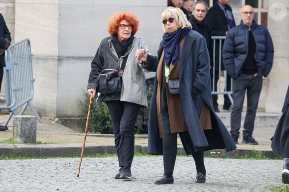 Andréa Ferreol et Isabelle Brulier aux arrivées des obsèques d'Emilie Dequenne au cimetière Père Lachaise à Paris, France, le 26 mars 2025. © Dominique Jacovides/Bestimage