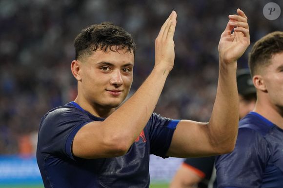 Sur les photos, on peut voir l’ailier des Bleus bras dessus, bras dessous avec une jolie brune

Louis Bielle-Biarrey (France) - Coupe du Monde de Rugby France 2023 du match de Poule A entre la France et la Namibie (96-0) au stade Velodrome à Marseille le 21 septembre 2023.
