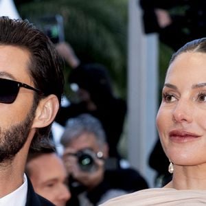 Pierre Niney et sa compagne Natasha Andrews - Montée des marches du film " Histoires parallèles " lors du 79ème Festival International du Film de Cannes, le 14 mai 2026. 

© Olivier Borde / Bestimage