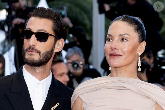 Pierre Niney et sa compagne Natasha Andrews - Montée des marches du film " Histoires parallèles " lors du 79ème Festival International du Film de Cannes, le 14 mai 2026. 

© Olivier Borde / Bestimage