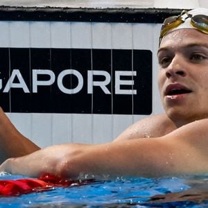 Ses proches, notamment ses parents et son frère Oscar, témoignent de l’impact de sa notoriété soudaine.

Léon Marchand remporte le 200 m quatre nages lors du 22e Championnat du monde de natation à Singapour. Il s'agit de son 6e titre de champion du monde.
Inside/Psnewz/Bestimage