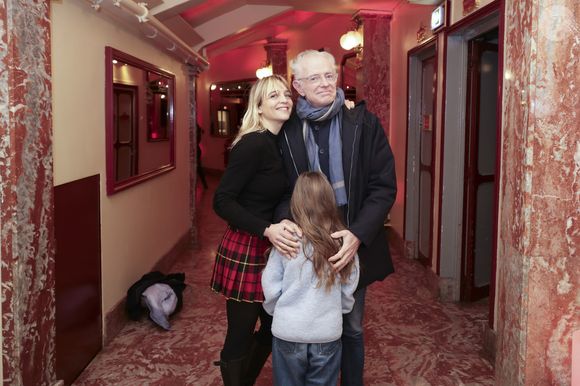 aux côtés de Mac Lesggy venu en famille avec sa femme et sa fille !

Mac Lesggy, sa femme et sa fille, lors de la représentation pour Les Pièces Jaunes du Cirque Bouglione au Cirque d'Hiver organisée par le couturier Stéphane Rolland, Paris, France, le 10 janvier 2026. © Jack Tribeca / Bestimage