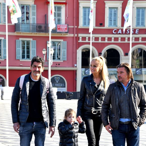 Adriana Karembeu Ohanian, son mari Aram et leur fille Nina durant la première bataille de fleurs du Carnaval de Nice 2022, Roi des Animaux, place Masséna à Nice, le 13 février 2022. © Bruno Bebert/Bestimage