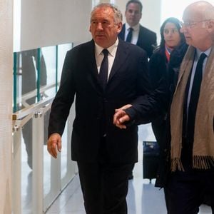 François Bayrou arrive à l'ouverture de son procès pour soupçons  de détournement de fonds public, dans l'affaire des assistants parlementaires européens, devant le tribunal de Paris, le 16 octobre 2023. Jusqu'au 15 novembre 2023, le président du Modem comparaît avec dix anciens cadres et élus de son parti. Ils sont soupçonnés d'avoir utilisé des fonds européens pour rémunérer des assistants parlementaires, entre 2005 et 2017 missionner en réalité pour l'UDF, puis le Modem.
© Christophe Clovis / Bestimage