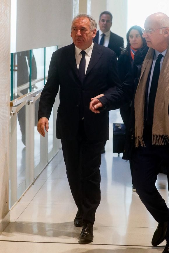 François Bayrou arrive à l'ouverture de son procès pour soupçons  de détournement de fonds public, dans l'affaire des assistants parlementaires européens, devant le tribunal de Paris, le 16 octobre 2023. Jusqu'au 15 novembre 2023, le président du Modem comparaît avec dix anciens cadres et élus de son parti. Ils sont soupçonnés d'avoir utilisé des fonds européens pour rémunérer des assistants parlementaires, entre 2005 et 2017 missionner en réalité pour l'UDF, puis le Modem.
© Christophe Clovis / Bestimage