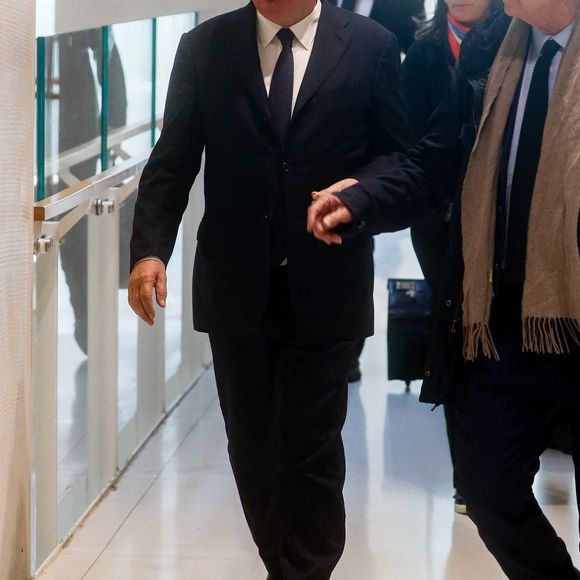 François Bayrou arrive à l'ouverture de son procès pour soupçons  de détournement de fonds public, dans l'affaire des assistants parlementaires européens, devant le tribunal de Paris, le 16 octobre 2023. Jusqu'au 15 novembre 2023, le président du Modem comparaît avec dix anciens cadres et élus de son parti. Ils sont soupçonnés d'avoir utilisé des fonds européens pour rémunérer des assistants parlementaires, entre 2005 et 2017 missionner en réalité pour l'UDF, puis le Modem.
© Christophe Clovis / Bestimage
