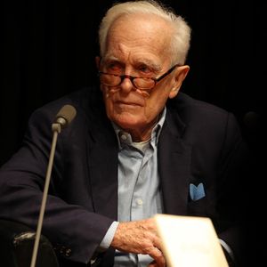 Exclusif - Le journaliste, homme de médias, scénariste, réalisateur et écrivain Philippe Labro à la Station Ausone - Librairie Mollat à Bordeaux, le 18 octobre 2024, pour un échange avec ses lecteurs et la présentation de son romzn "Deux gimlets sur la 5e Avenue" - Gallimard. © Jean-Marc Lhomer/Bestimage