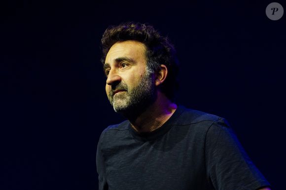 Mathieu Madénian a donc réagi en vidéo sur Instagram. Pour lui, Vianney est un génie absolu, mais pas forcément pour ses compétences en menuiserie !

Mathieu Madénian - " Rire pour Rêver " : la première soirée caritative de l'Association Princesse Margot au Casino de Paris le 29 septembre 2025.

© Anne-Sophie Guebey / Bestimage