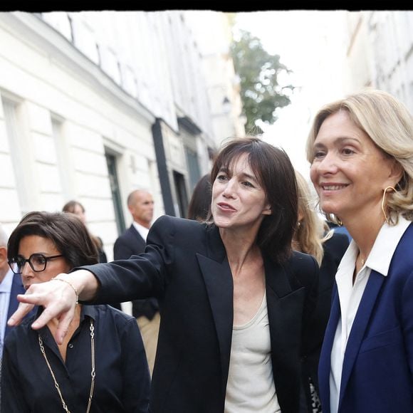 Valérie Pécresse, présidente du conseil régional d'Ile de France, Charlotte Gainsbourg lors de l'inauguration de la Maison Gainsbourg, rue de Verneuil à Paris le 14 septembre 2023. 

© Alain Guizard / Bestimage