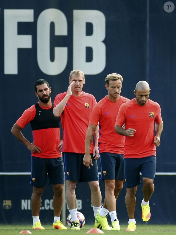 Le Turc Arda Turan du FC Barcelone, le Français Jeremy Mathieu, le Croate Ivan Rakitic et l'Argentin Javier Mascherano assistent à une séance d'entraînement de l'équipe au complexe sportif Joan Gamper, à Sant Joan Despi, à l'extérieur de Barcelone, dans le nord-est de l'Espagne, le 1er août 2016. Photo Andreu Dalmau/EFE/ABACAPRESS.COM