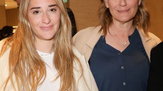 Au dernier moment, Daniela Lumbroso vole au secours de sa fille, dont le père est un homme d'affaires engagé