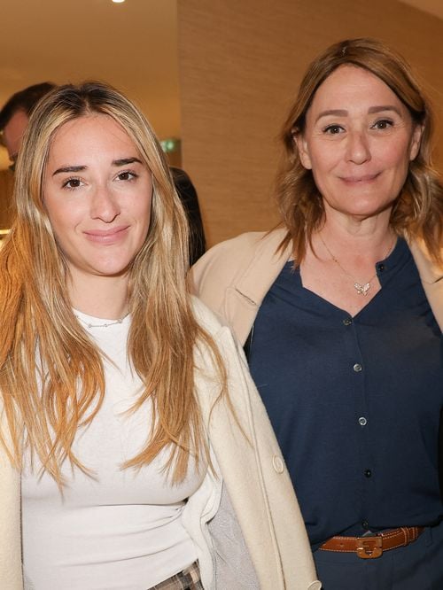 Au dernier moment, Daniela Lumbroso vole au secours de sa fille, dont le père est un homme d'affaires engagé