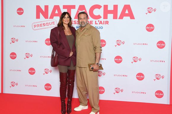 Malika Ménard partage son bonheur avec son époux, Karim. 

Malika Ménard (Miss France 2010), enceinte et son mari Karim - Avant-première du film "Natacha, presque hôtesse de l'air" au cinéma Pathé Palace à Paris le 24 mars 2025. © Lionel Urman/Bestimage