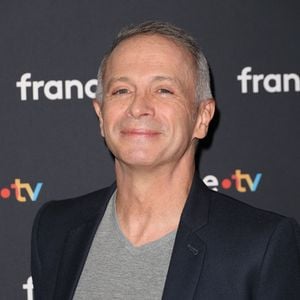 "J'étais journaliste à France Télévisions, elle avait fini ses études en école de commerce et elle voulait faire un stage en télévision", a-t-il premièrement indiqué

Samuel Etienne - Conférence de presse du Téléthon 2023 à Paris le 15 novembre 2023. © Coadic Guirec/Bestimage
