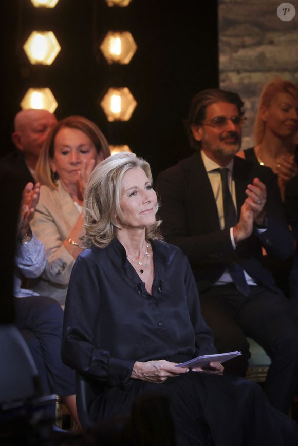 À 7h, celle qui a toujours été très amie avec Marc-Olivier Fogiel se lève et prend son petit déjeuner.

Exclusif - Claire Chazal - Enregistrement de l'émission "Le Grand Echiquier : Spéciale Arménie" à l'Opéra royal de Versailles, présentée par C.Chazal et A.Manoukian, et diffusée le 31 août sur France 2
© Jack Tribeca / Bestimage