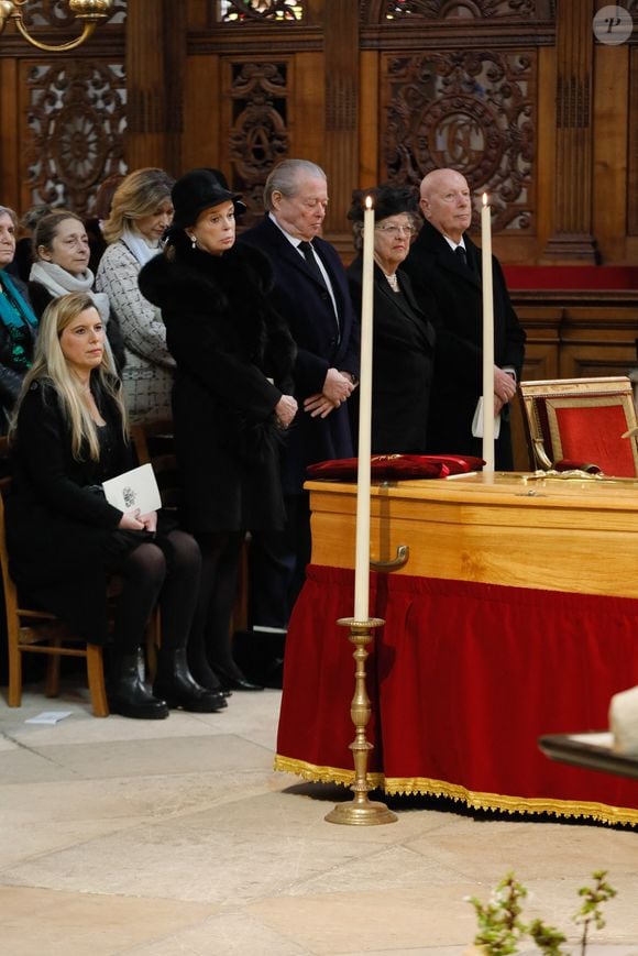 La princesse Clotilde d'Orléans, la baronne Barbara de Posch Pastor et le prince Michel d'Orléans, la princesse Chantal d'Orléans et son mari François-Xavier de Sambucy de Sorgue lors des obsèques de la princesse Micaela à Paris, le 22 mars 2022.

Photo : Christophe Clovis / Bestimage