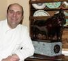 Désormais PDG du groupe Loiseau, elle célèbre les 50 ans de la venue du chef à Saulieu, où se situe son célèbre relais
Le chef Bernard Loiseau pose à l'hôtel de la Côte d'Or à Saulieu, en 2002. L'édition 2016 du guide Michelin a en revanche rétrogradé de trois à deux étoiles le Relais Bernard Loiseau à Saulieu (Côte-d'Or). Jean-Claude Woestelandt / Bestimage